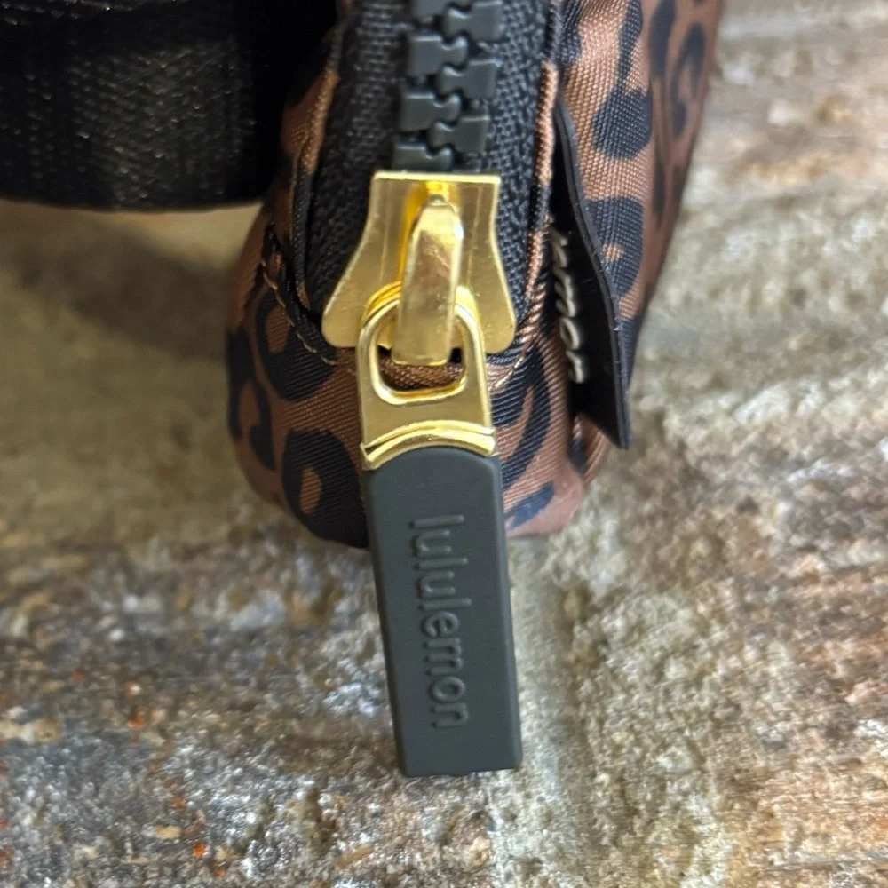 NWT Lululemon Everywhere Belt Bag Leopardo Shift Midi Desert Khaki/Night Brown - Picture 6 of 11